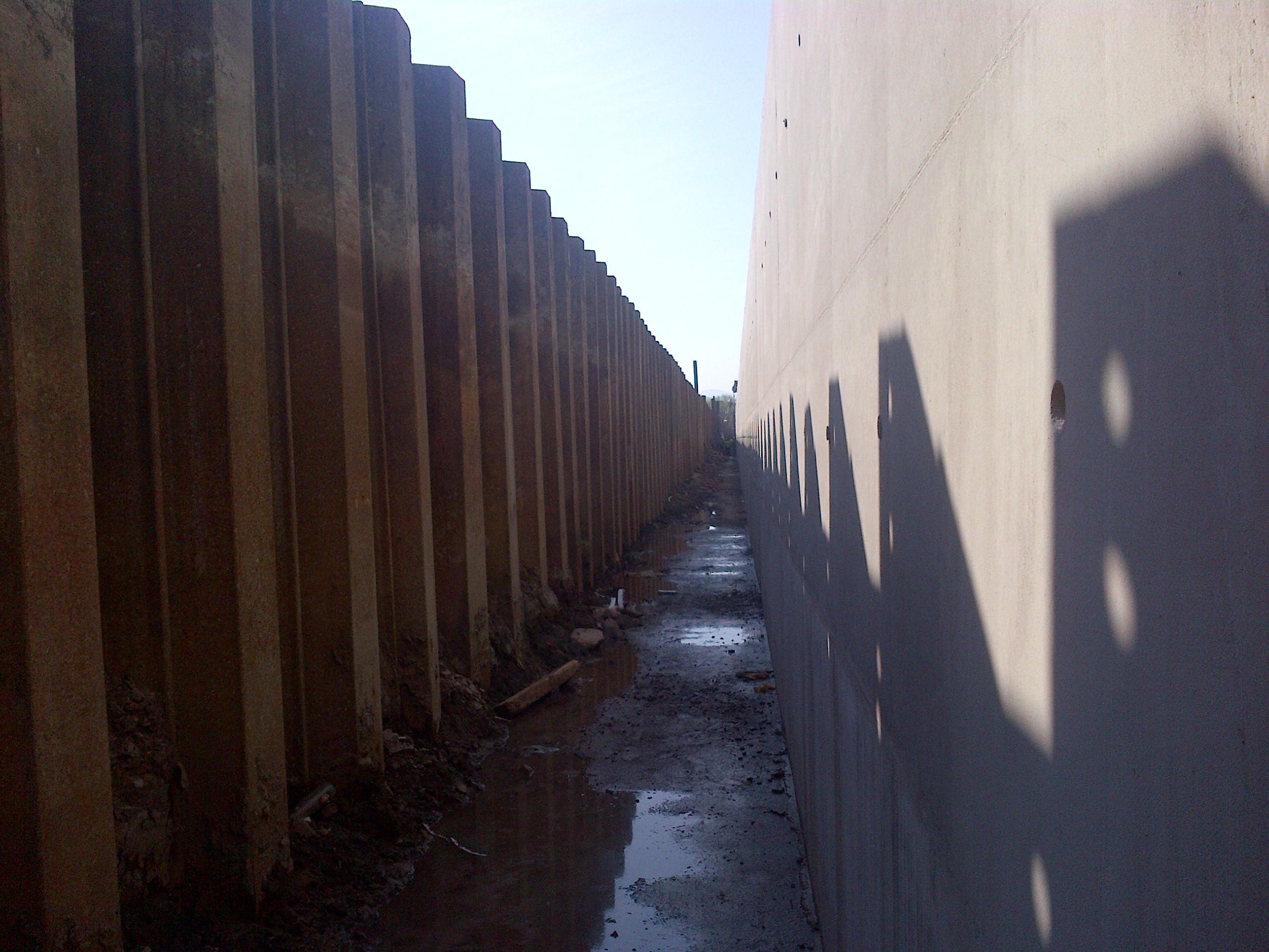 Edinburgh Airport - Temporary Floodwall